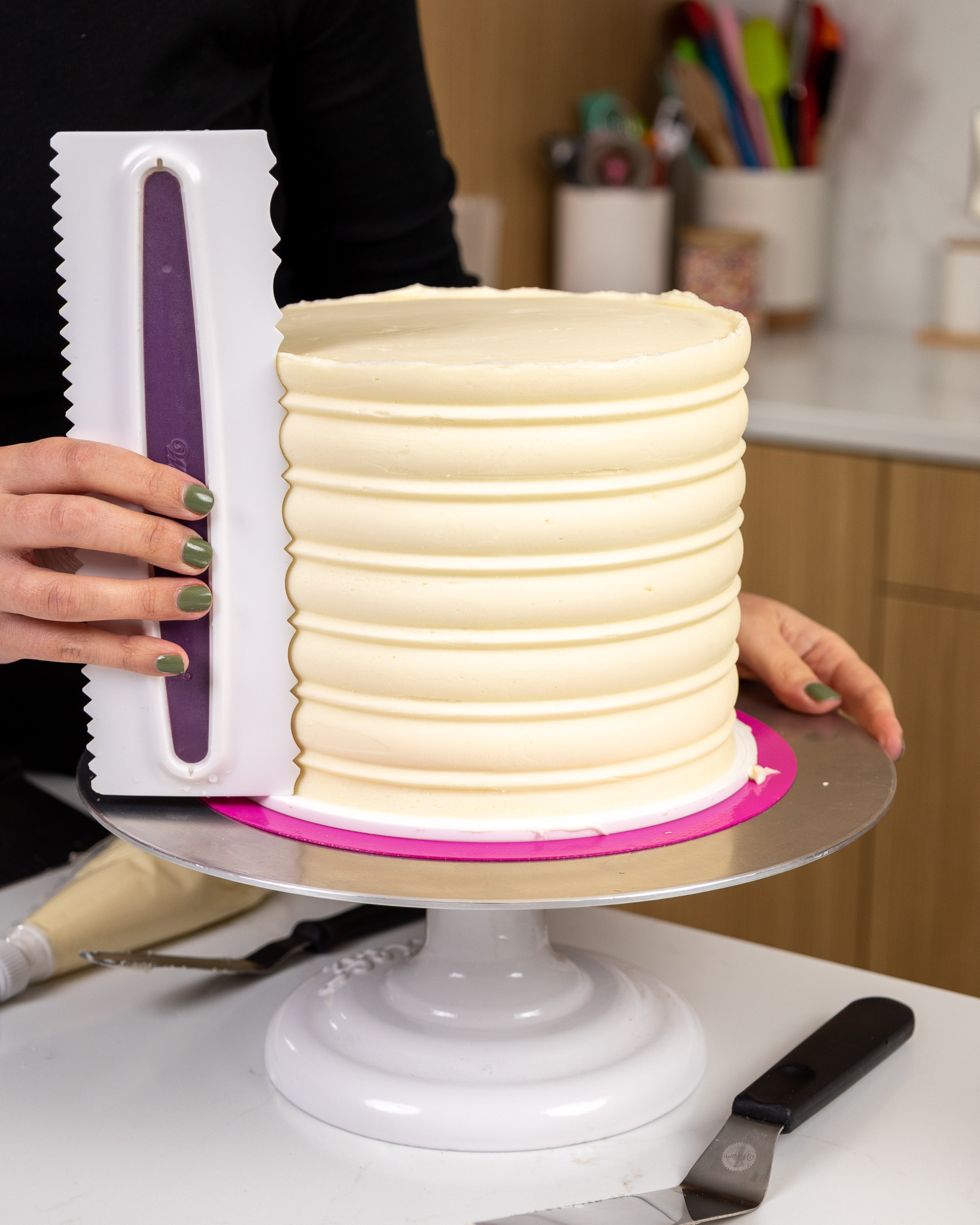 frosting using an icing comb- easy cake decorating technique